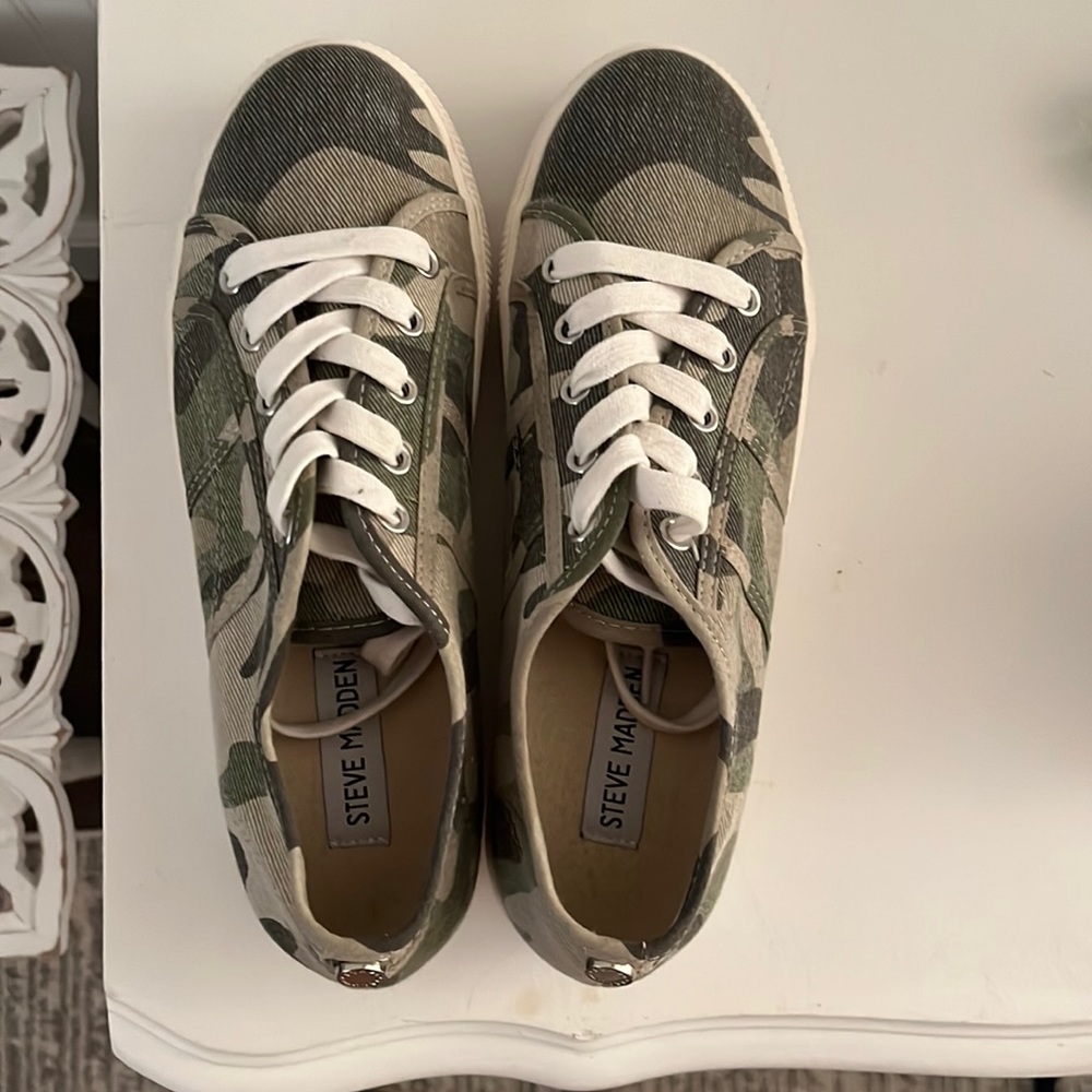 steve madden tennis shoes, platform. never worn. size 8.